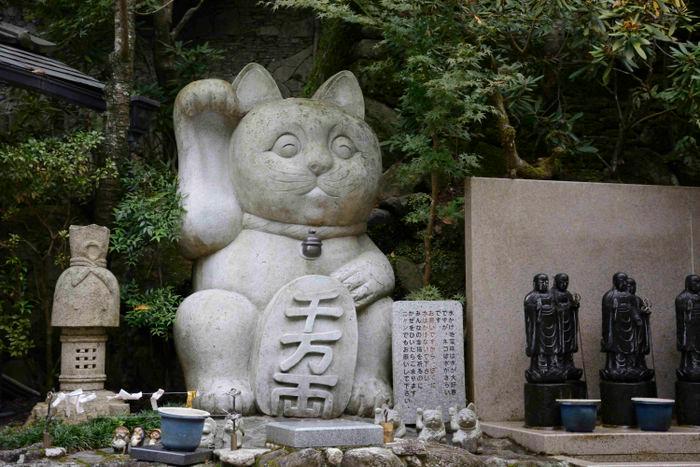 Cat Statue in Koyasan