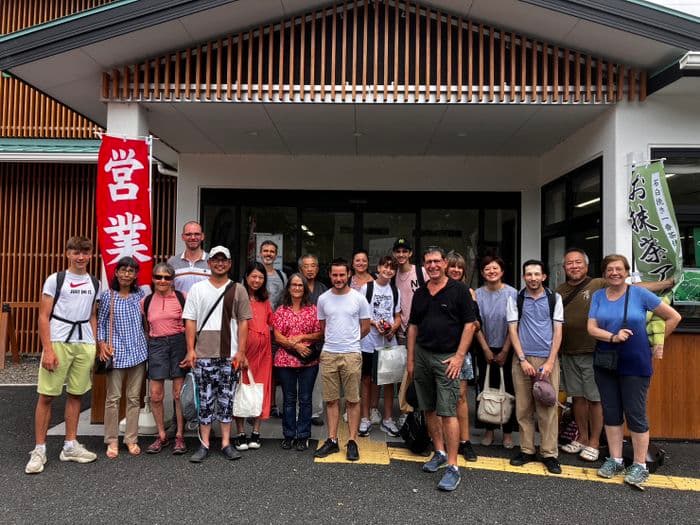Photo de groupe avec les familles d'accueil