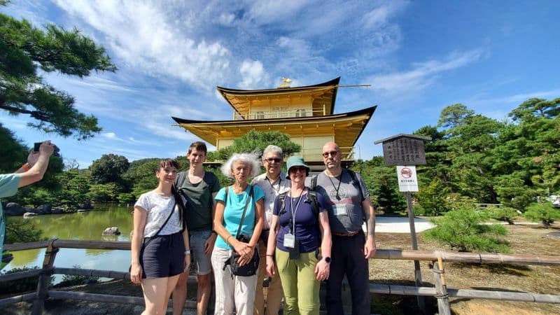 Gruppenfoto vor dem Kinkakuji Tempel